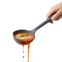 Cuillère à soupe OXO en silicone gris